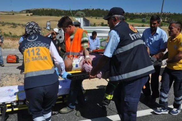 Kamyonet Kamyona Çarptı, Sürücü Güçlükle Kurtarıldı