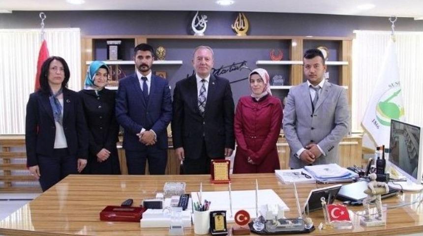 &Ouml;ğrencilerden Başkan Şahiner&rsquo; Plaket