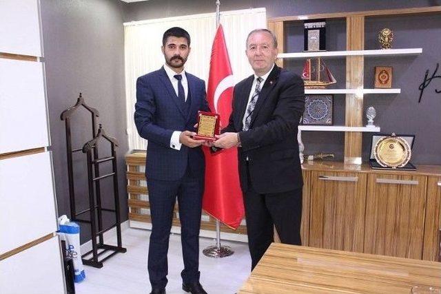 Öğrencilerden Başkan Şahiner’ Plaket