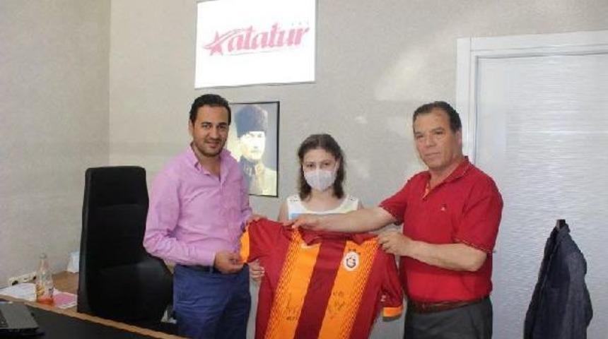 Duygu'ya, Galatasaray Forması Jesti