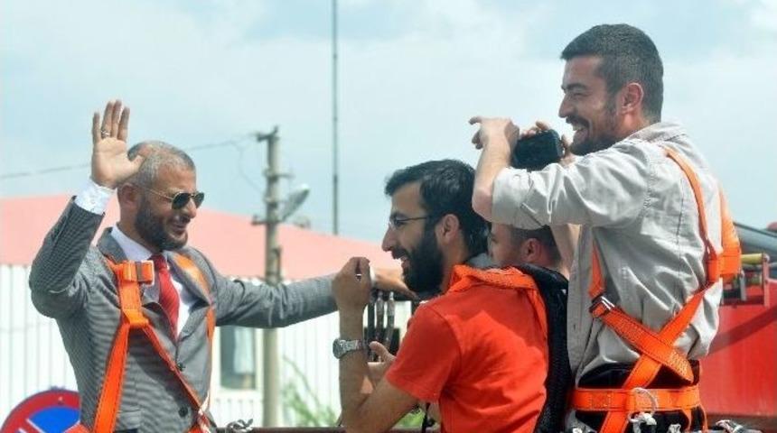 Davutoğlu&rsquo;nun Dikkatini &Ccedil;ekmek İ&ccedil;in 20 Metrelik Vincin Tepesine &Ccedil;ıktı