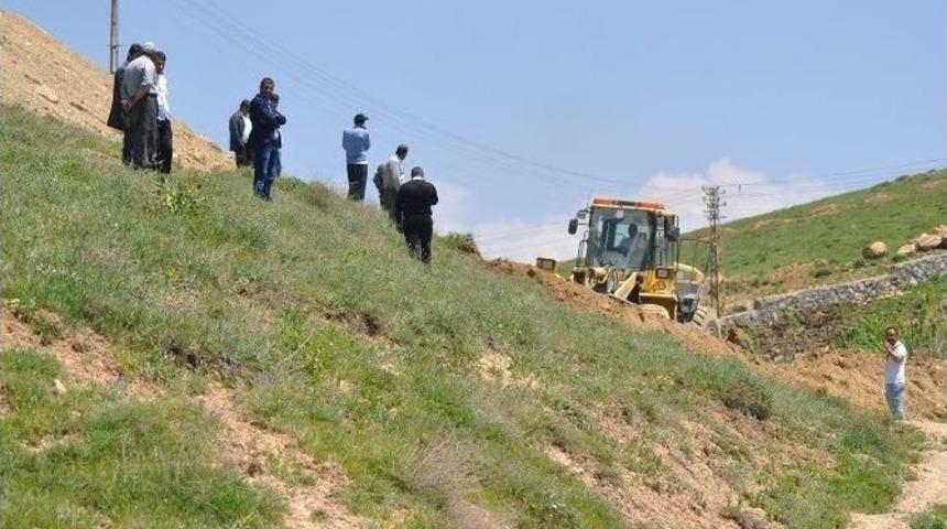 Y&uuml;ksekova Belediyesi&rsquo;nin Yol Yapım &Ccedil;alışmaları S&uuml;r&uuml;yor