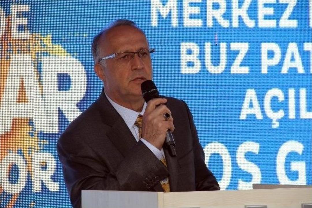 Kağıthane&rsquo;de Buz Pisti Ve Park Hizmete Sunuldu