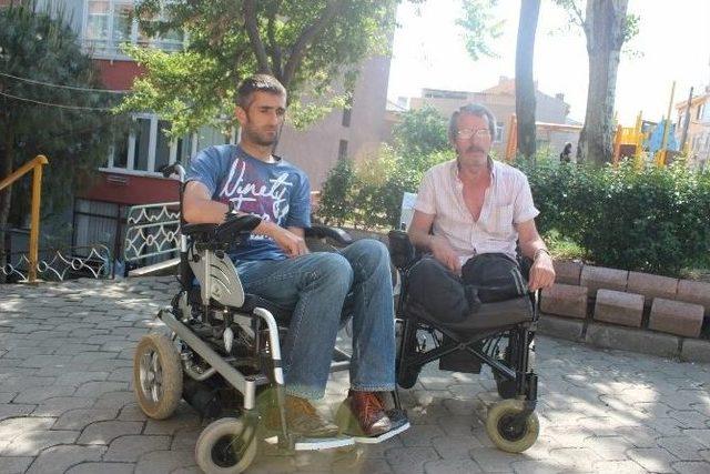Engelli Vatandaşlar Sokakta Dolaşamıyor