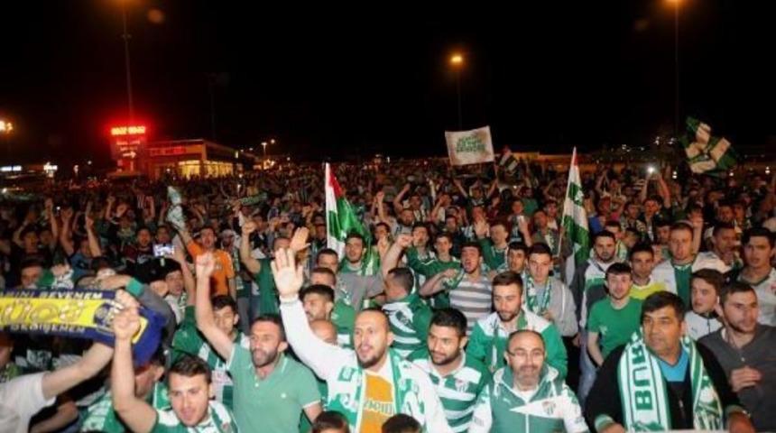 Bursaspor&rsquo;A Yalova'da Muhteşem Karşılama