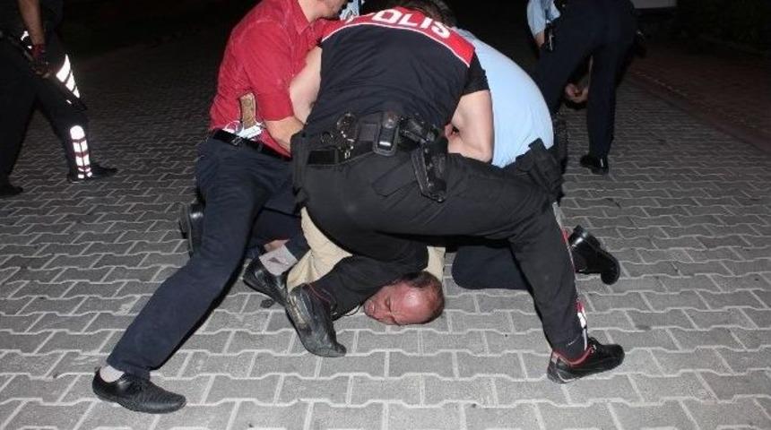 Antalya&rsquo;da Silahlı Ve Alkoll&uuml; Saldırgan G&uuml;&ccedil;l&uuml;kle Yakalandı