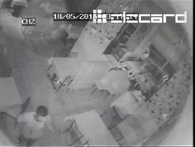 G&uuml;venlik Kamerasını Ge&ccedil; Fark Eden Hırsızın Telaşı 3