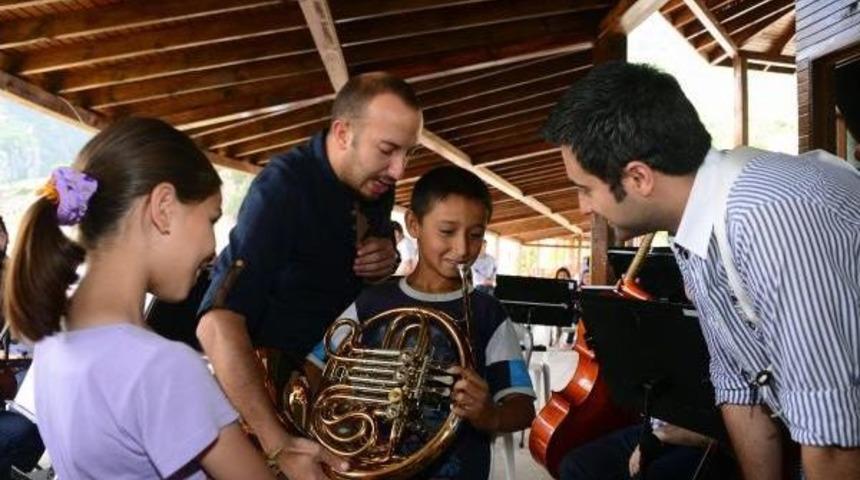 Senfoni Orkestrası, K&ouml;yde Konser Verip Enstr&uuml;manları Tanıttı