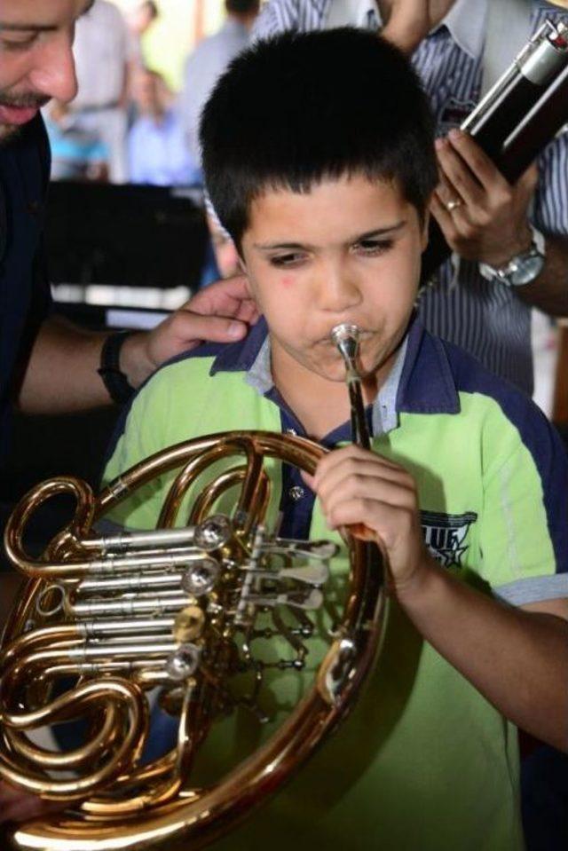 Senfoni Orkestrası, K&ouml;yde Konser Verip Enstr&uuml;manları Tanıttı 3