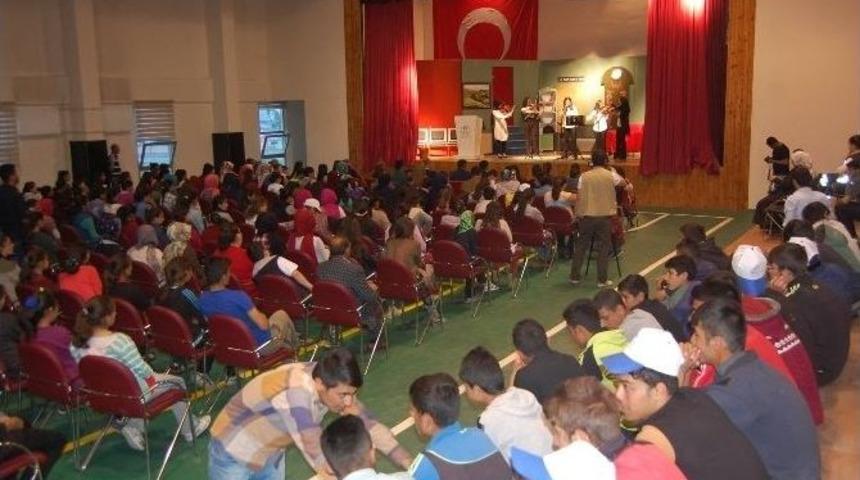 Muş&rsquo;ta &lsquo;ya Umutlarda Biterse&rsquo; Adlı Tiyatro Oyununu Sahnelendi