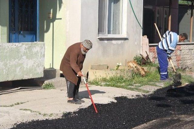 Akyazı Belediyesi Asfalt Yama &Ccedil;alışmalarını S&uuml;rd&uuml;r&uuml;yor 2