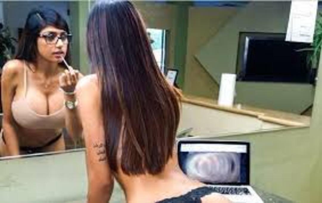 Eski cinsel i&ccedil;erikli film yıldızına hokey ma&ccedil;ında şok 