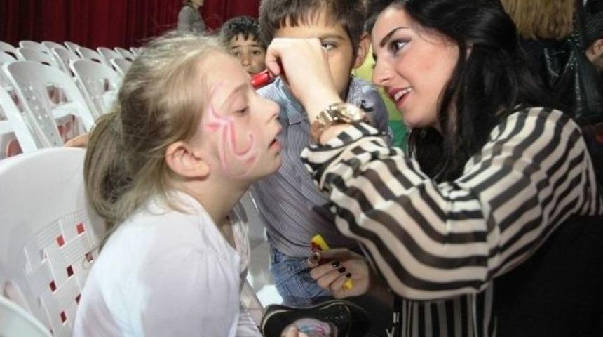 Ko&uuml; &Ouml;ğrencileri &Ccedil;ocukları Sevindirdi