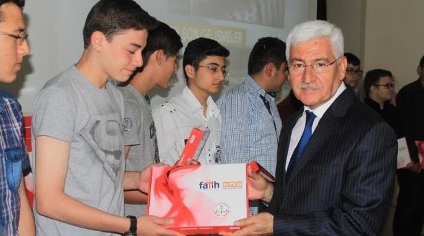 Karaman&rsquo;da &Ouml;ğrencilere Tablet Bilgisayar Dağıtımı