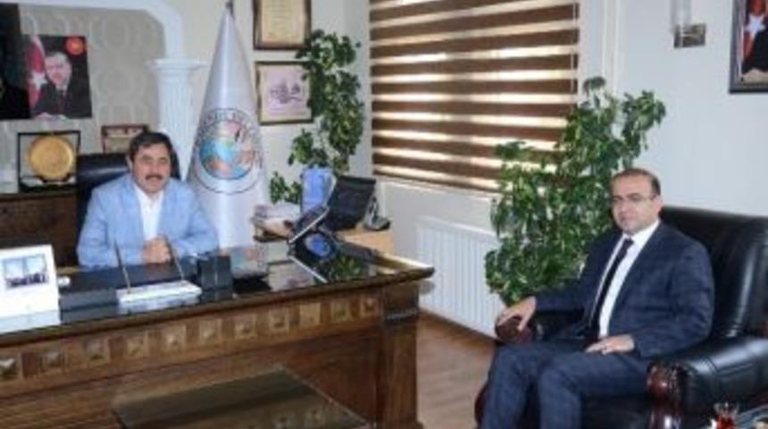 &Ouml;zhan, Darende Belediye Başkanı Eser&rsquo;i Makamında Ziyaret Etti