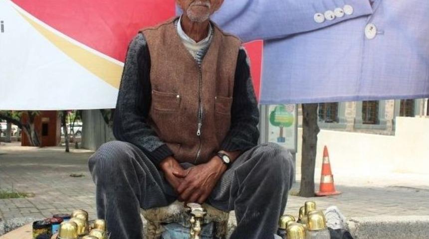 Ekmeğini 55 Yıldır Ayakkabı Boyayarak Kazanıyor