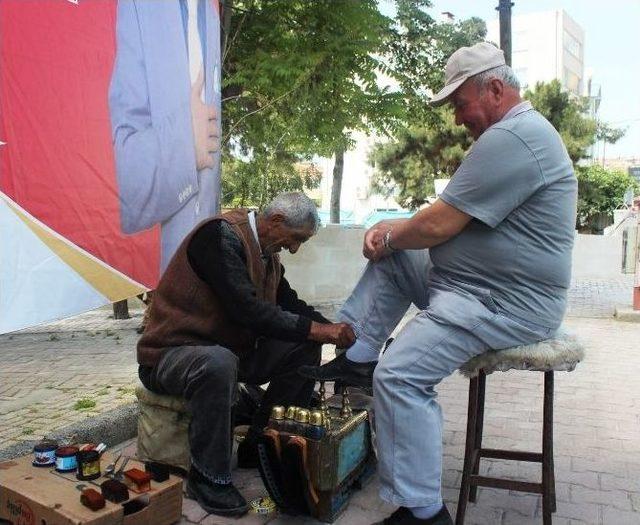 Ekmeğini 55 Yıldır Ayakkabı Boyayarak Kazanıyor