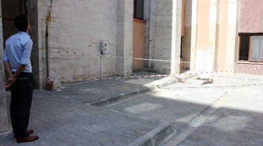 Hemşire Hastanenin 3. Katından Atlayarak İntihar Etti