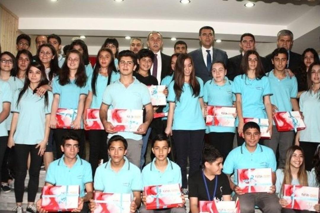 Adana&rsquo;da 21 Bin 812 &Ouml;ğrenci Ve &Ouml;ğretmene Tablet Bilgisayar