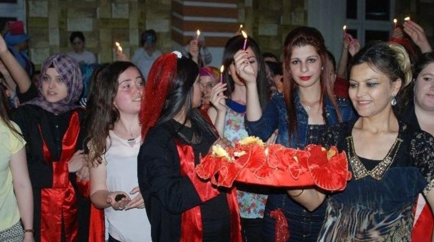 Tokat&rsquo;ta &Uuml;niversite &Ouml;ğrencilerine Mezuniyet Kına Gecesi