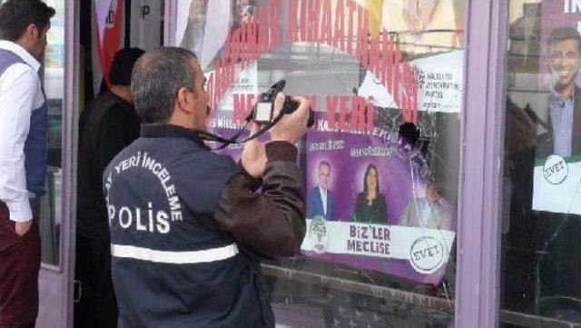 Hdp'nin Kars'taki Seçim Bürosuna Taşlı Saldırı