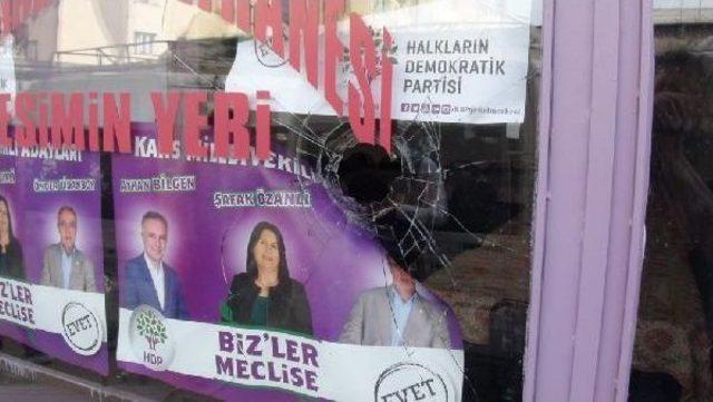 Hdp'nin Kars'taki Seçim Bürosuna Taşlı Saldırı