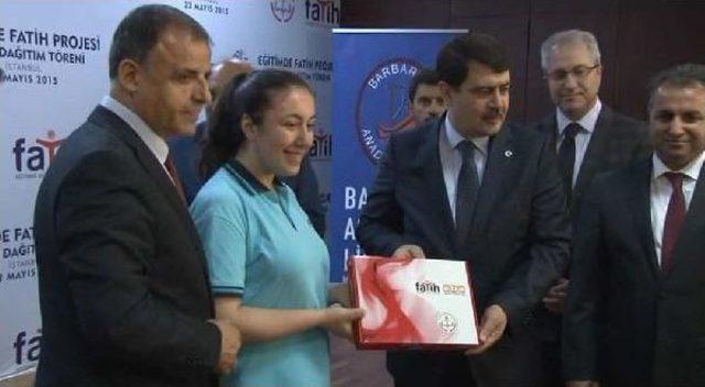 İstanbul'da Tablet Dağıtım Töreni