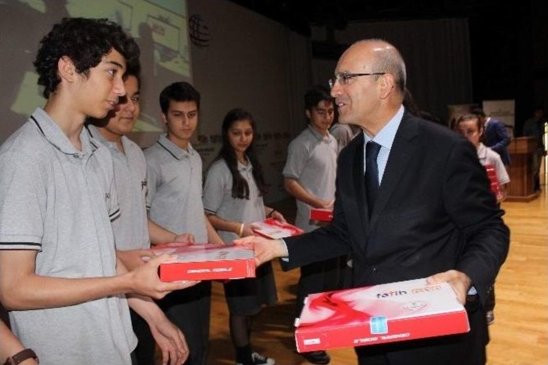 Gaziantep&rsquo;te &Ouml;ğrencilere Tablet Dağıtıldı