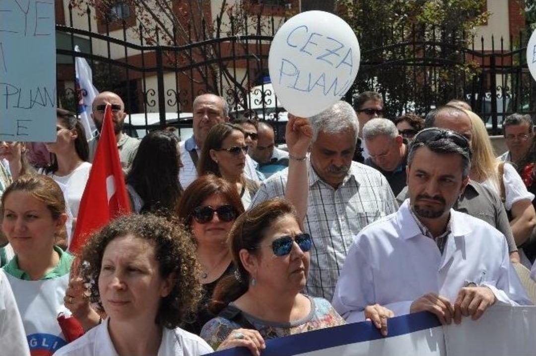 Sağlık&ccedil;ılar Hakları İ&ccedil;in Eylem Yaptı