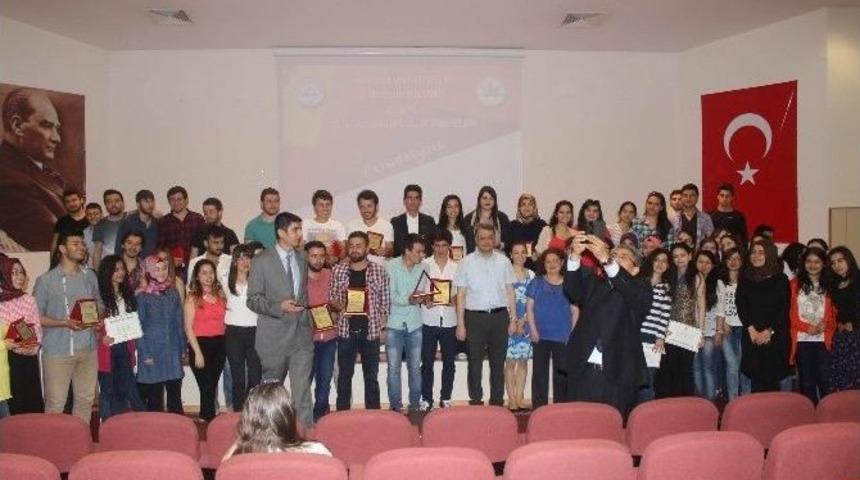 Er&uuml; İşletme B&ouml;l&uuml;m&uuml; Sosyal Sorumluluk Projelerine Katılan &Ouml;ğrencilere Sertifika Verdi