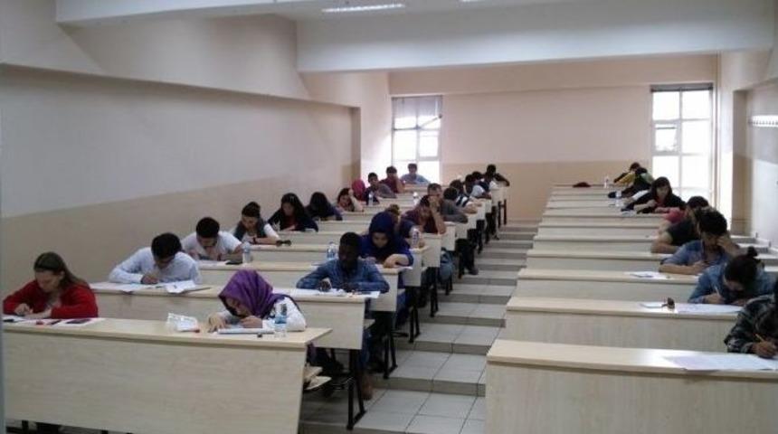 Om&uuml;-y&ouml;s Sınavı 21 &Uuml;lkede 33 Merkezde Yapıldı