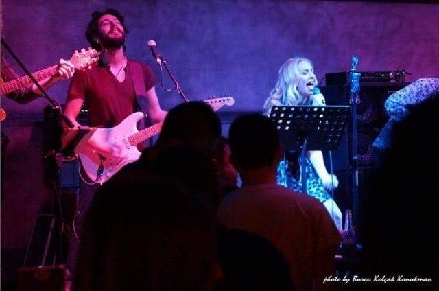 Zeynep Casalini Konserden Konsere Koşuyor 2