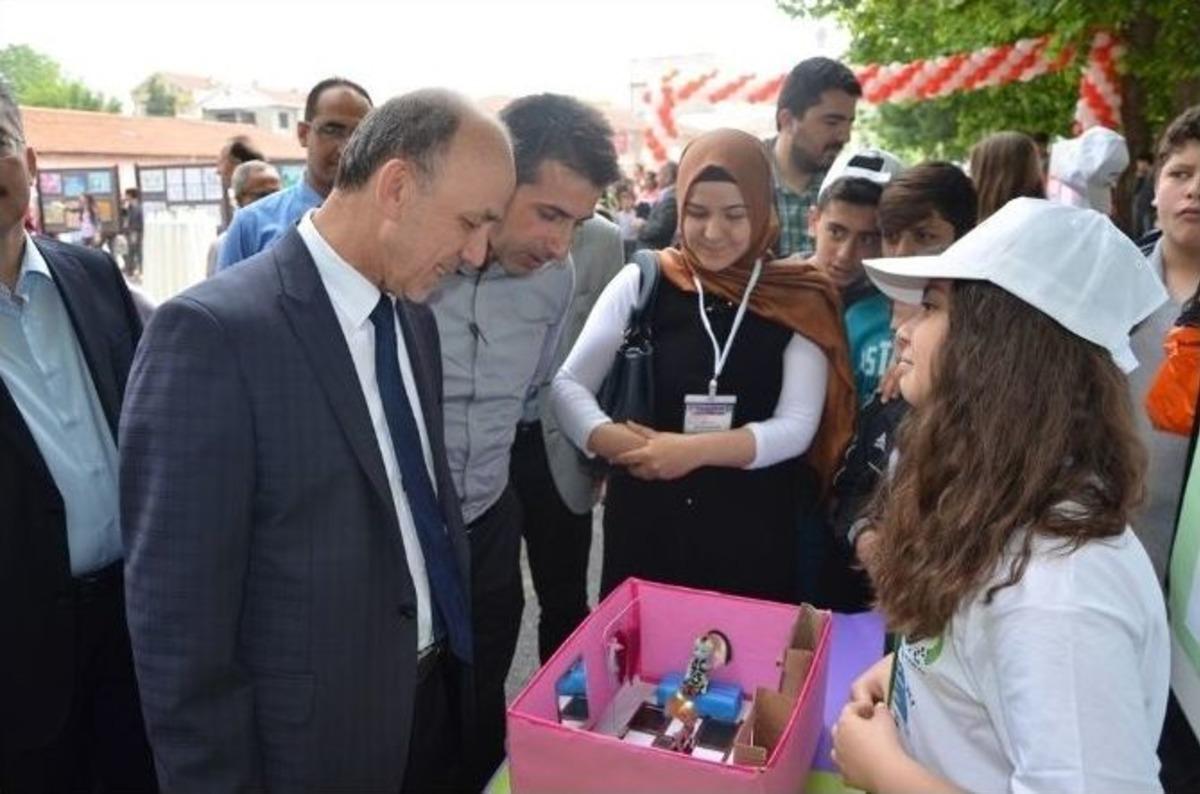 &Ouml;zt&uuml;rk Bilim Fuarını İnceledi