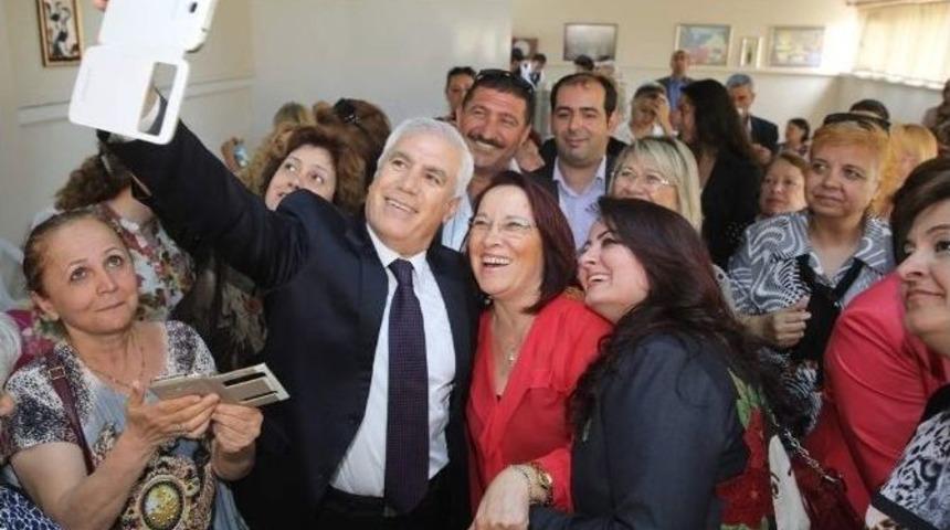 Kadın Lokalini A&ccedil;an Başkan Bozbey Kadınlarla Selfie Yaptı