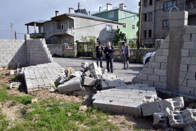 Belediye Parkına Duvar Ören Vatandaş Şaşkınlık Yarattı