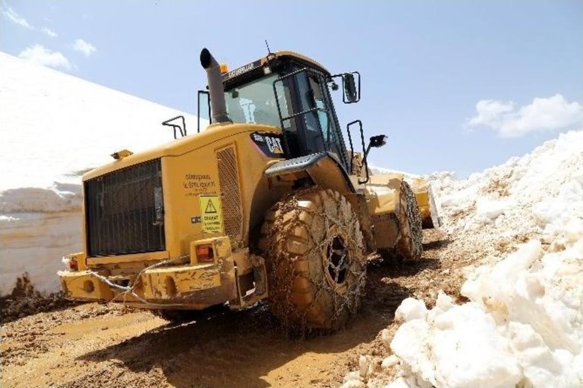 G&uuml;m&uuml;şhane Yaylalarında Karla M&uuml;cadele Başladı