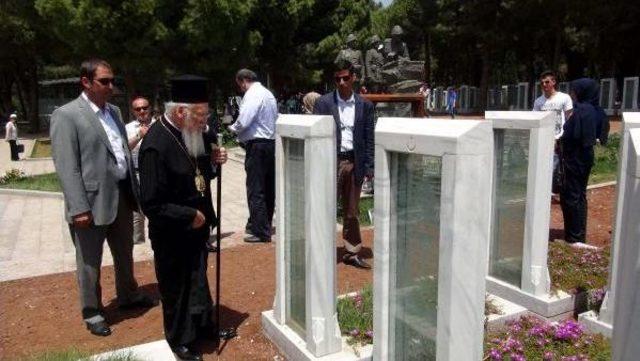 Bartholomeos Çanakkale'de 100 Yıl Önce Can Veren Askerler Için Dua Etti