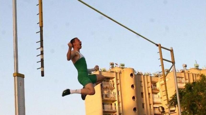 Milli Atlet Zeki Cem'den Sırıkla Atlamada 2 T&uuml;rkiye Rekoru