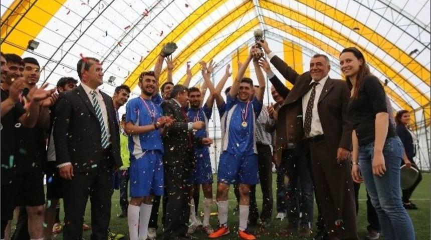 Ar&uuml;&rsquo;de Spor Ş&ouml;leni: Futbol Ve Tenis M&uuml;sabakaları Kupa Ve &Ouml;d&uuml;llerle Ta&ccedil;landı