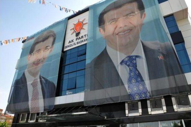 Ak Parti'nin Türk Bayrağı Rozetli Afişlerine Kaldırma Kararı