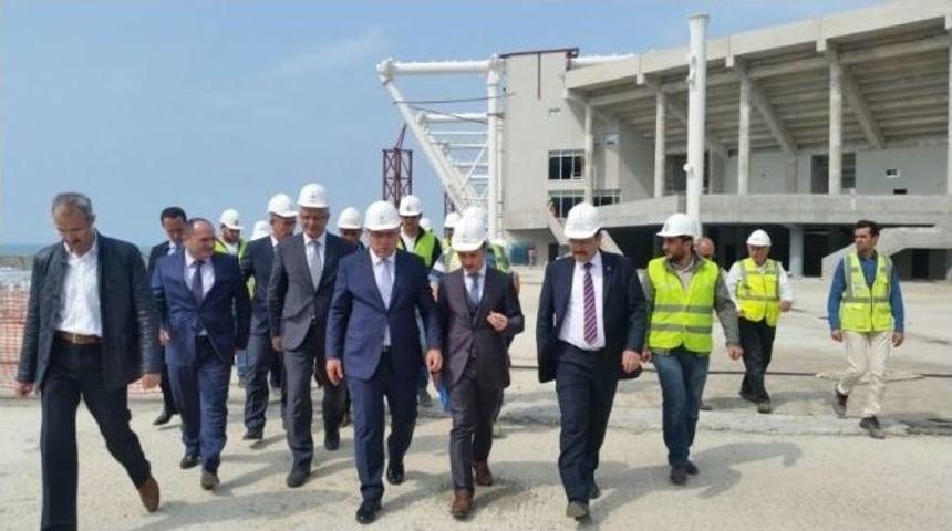 Toki Başkanı Mehmet Turan Erg&uuml;n Akyazı Stadı&rsquo;nda İncelemelerde Bulundu