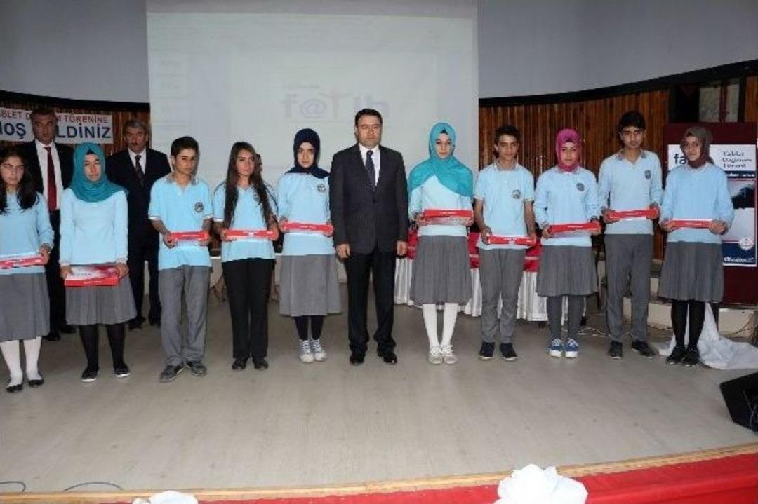 Fatih Projesi Kapsamında 40 &Ouml;ğrenciye Tablet Dağıtıldı