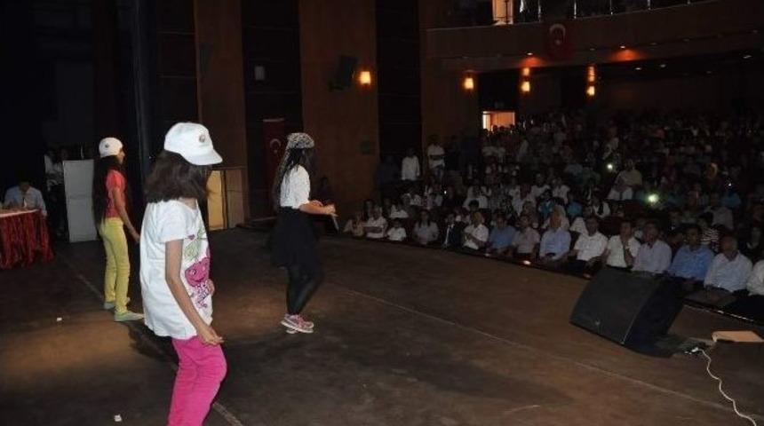 Kahta&rsquo;da İngilizce Şarkı Ve Ske&ccedil; Yarışması Yapıldı