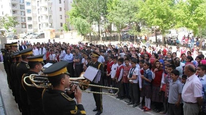 8. Kolordu Komtanlığı &Ouml;ğrencilere Konser Vermeye Devam Ediyor