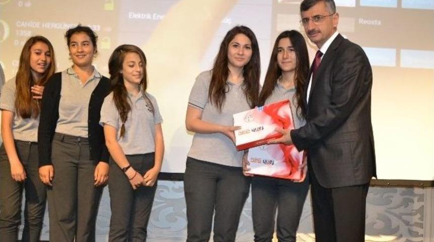 Manisalı &Ouml;ğrencilere Tablet Dağıtıldı