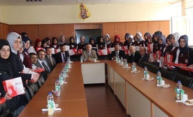 Fatih Projesi Kapsamında Öğrencilere 50 Tablet Bilgisayar Dağıtıldı