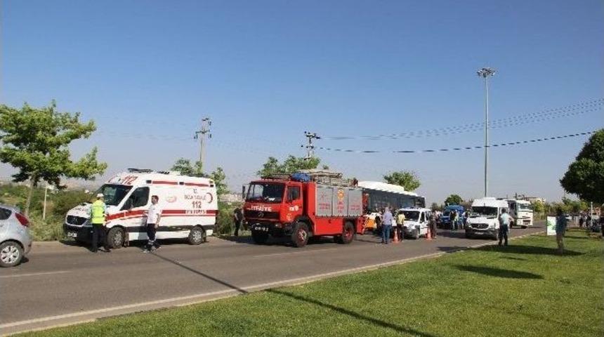 Kamyonla &Ccedil;arpışan Motosikletli Otob&uuml;s&uuml;n Altında Kaldı