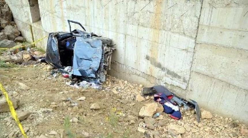 Otomobil Hes Inşaatına U&ccedil;tu: Biri Bebek 2 &Ouml;l&uuml;, 3 Yaralı