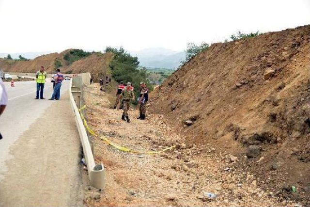 Otomobil Hes Inşaatına U&ccedil;tu: Biri Bebek 2 &Ouml;l&uuml;, 3 Yaralı 2