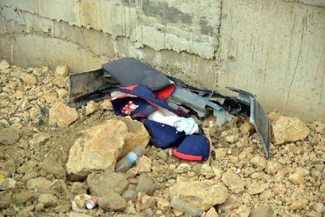 Otomobil Hes Inşaatına U&ccedil;tu: Biri Bebek 2 &Ouml;l&uuml;, 3 Yaralı 3